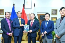 Ushman Shaukat, President of the Rawalpindi Chamber of Commerce and Industry, presents a book to Ambassador Pham Anh Tuan. (Photo: The Embassy of Viet Nam in Pakistan)