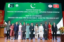 Delegates pose for a commemorative photo at the event. (Photo: nhandan.vn)
