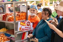 Customers buying bread at the Huynh Hoa shop. (Photo: nhandan.vn)