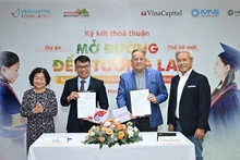 Representatives from the two organisations signed the agreement. (Photo: nhandan.vn)