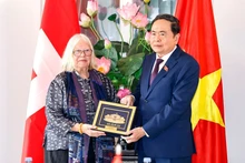 Chairman of the Vietnamese National Assembly Tran Thanh Man (R) presents a gift to President of the Switzerland–Viet Nam Friendship Association Anjuska Marija Weil on July 28. (Photo: VNA)