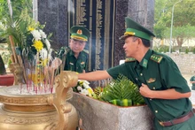 Officers and soldiers of the An Thoi Port Border Post offer incense in memory of fallen heroes at the historical site of the Phu Quoc Prison.