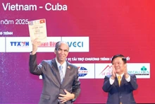 A demo of the music collection “Viet Nam–Cuba: Forever the Song of Solidarity and Friendship" is presented to Cuban Ambassador to Vietnam Rogelio Polanco Fuentes (L). Photo; VNA)
