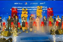 Delegates perform the inaugural ceremony for the Shenzhen (China) – Da Nang (Viet Nam) air route. (Photo: ANH DAO)