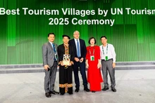 Representatives from the Department of Culture, Sports and Tourism of Tuyen Quang Province and residents of Lo Lo Chai Village, Lung Cu Commune, proudly received the title of Best Tourism Village in the World 2025.