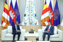 Vietnamese Ambassador to Cambodia Nguyen Minh Vu (L) and Cambodian Deputy Prime Minister and First Vice Chairman of the Council for the Development of Cambodia Sun Chanthol (Photo: VNA)