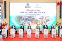 Delegates press the buttons to inaugurate the Soc Son Waste-to-Energy Plant (Photo: VNA)