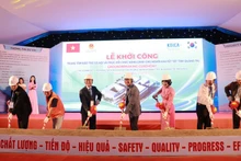 Delegates at the ground-breaking ceremony of the social protection and rehabilitation centre for persons with disabilities (PWD) in Nam Dong Ha ward, Quang Tri province. (Photo: VNA)