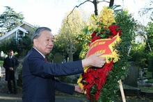 General Secretary of the Communist Party of Viet Nam To Lam lays a wreath in tribute to proletariat leader Karl Marx. (Photo: VNA)
