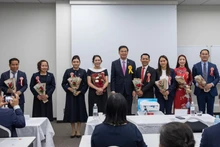 Vietnamese Ambassador to Japan Pham Quang Hieu (centre) presents flowers to congratulate the new Executive Board of the Viet Nam Business Association in Japan. (Photo: VNA)