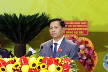 Tran Van Lau, Secretary of the Vinh Long Provincial Party Committee for the 2025–2030 tenure, delivered a speech upon assuming his duties. (Photo: VNA)