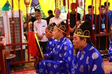 Offering ritual on the occasion of receiving the certificate of National Intangible Cultural Heritage for the La Phu Village Festival. (Photo: nhandan.vn)