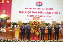General Phan Van Giang, Politburo member, Deputy Secretary of the Central Military Commission, and Minister of National Defence, presents a flower basket on behalf of the Communist Party of Vietnam Central Committee to congratulate the congress. (Photo: VNA)