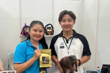 Two traders from Phetdavanh enterprise, Laos. (Photo: THANH THAO)