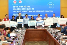 Deputy Minister of Agriculture and Environment Nguyen Hoang Hiep presents a token of appreciation to embassies and international organisations for their contributions to supporting Vietnamese people affected by the storms.