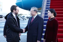 Welcoming ceremony for Party General Secretary To Lam and his spouse at London Stansted Airport (Photo: VNA)