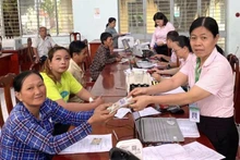 The Viet Nam Bank for Social Policies (VBSP) in Tay Ninh disburses policy credit loans to local residents for production development. (Photo: VBSP)
