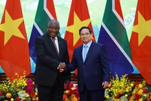 Prime Minister Pham Minh Chinh (right) meets with South African President Matamela Cyril Ramaphosa on October 23, 2025 in Ha Noi. (Photo: VNA)