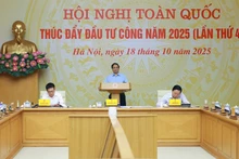 Prime Minister Pham Minh Chinh chairs a nationwide conference on October 18 on public investment promotion for 2025. (Photo: VNA)