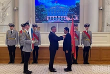 Saint Petersburg Governor Alexander Beglov presents the city’s high distinction to Nguyen Quoc Hung
