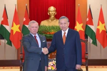 Party General Secretary To Lam (R) and King of the Hashemite Kingdom of Jordan Abdullah II Ibn Al Hussein in Ha Noi on November 12. (Photo: VNA)