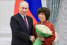 Russian President Vladimir Putin presents the Order of Friendship of the Russian Federation to Vietnamese Labour Heroine Thai Huong. (Photo: Kremlin)