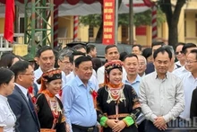 Politburo member and permanent member of the Party Central Committee’s Secretariat Tran Cam Tu (C) attends the great national unity festival in Thac Ba commune. (Photo: nhandan.vn)