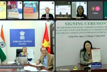 The online signing ceremony on the implementation of QIPs. (Photo: Embassy of India in Viet Nam)