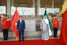 Kuwait’s Prime Minister Sheikh Ahmad Abdullah Al-Ahmad Al-Sabah (right) hosts a welcome ceremony for visiting Vietnamese Prime Minister Pham Minh Chinh on November 17. (Photo: VNA)
