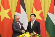 State President Luong Cuong (R) welcomes King Abdullah II ibn Al Hussein of the Hashemite Kingdom of Jordan in Ha Noi on November 12 (Photo: VNA)