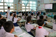 An English classroom equipped with a television at Tran Phu Primary School, Ia Dom Commune.