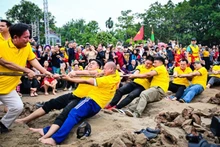 The programme marking 10 years since the tug-of-war ritual and game were recognised by UNESCO as an Intangible Cultural Heritage of Humanity attracted large numbers of domestic and international visitors. (Photo: Bao Long)