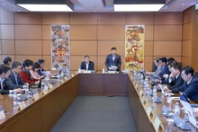 National Assembly deputies of Lam Dong and Nghe An provinces discuss in group during the 10th session of the 15th National Assembly on November 4 afternoon. (Photo: VNA)