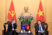 Professor Dr. Nguyen Xuan Thang (right), President of the Ho Chi Minh National Academy of Politics (HCMA) and Chairman of the Central Theory Council, meets with Carlos Felipe Jaramillo, WB Vice President for the East Asia and Pacific Region. (Photo: VNA)