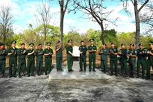 Leaders of the Dak Lak Border Guard Command visit and present gifts to the border protection police under the Mondulkiri Provincial Police in the border area.