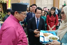 Introducing Vietnamese pho and spring rolls at a cultural event in Brunei. (Photo: The Embassy of Viet Nam in Brunei)
