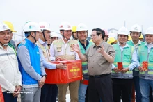 Prime Minister Pham Minh Chinh encourages workers at Gia Binh International Airport construction site (Photo: VNA)