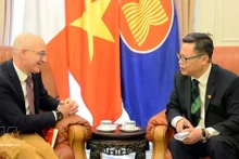 Vietnamese Ambassador to France Trinh Duc Hai (R) holds talks with Frédéric Cheneau, Vice President for International Business Development at Assystem, on March 16 to discuss cooperation in nuclear power. (Photo: VNA)