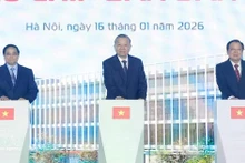 Party General Secretary To Lam (centre), Prime Minister Pham Minh Chinh (left), and Chairman of the Party Central Committee’s Commission for Internal Affairs Phan Dinh Trac mark the start of work on a high-tech semiconductor manufacturing plant in Ha Noi on January 16, 2026. (Photo: VNA)