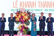 NA Vice Chairwoman Nguyen Thi Thanh presents flowers at the inauguration ceremony of the second phase of Dabaco Viet Nam Group’s vegetable oil plant.