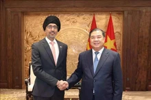 Politburo member, Secretary of the Party Central Committee and Chief of its Office Pham Gia Tuc (R) receives Singaporean Ambassador to Viet Nam Rajpal Singh on March 6. (Photo: VNA)