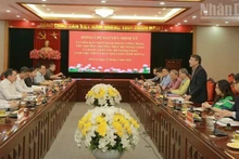 Nguyen Minh Vu, Member of the Party Central Committee and Permanent Deputy Minister of Foreign Affairs, and his delegation work with the Son La Provincial People’s Committee.