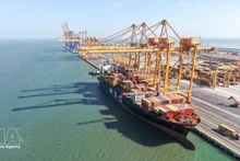 The first commercial vessel officially docks at berths 3 and 4 of Hai Phong Port Joint Stock Company. (Photo: VNA)