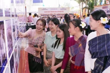 Students visit the exhibition (Photo: VNA)