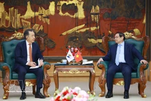 Prime Minister Pham Minh Chinh (R) and visiting Chairman of the Board of the Eurasian Economic Commission (EEC) Bakytzhan Sagintayev at their meeting in Ha Noi on March 2. (Photo: VNA)