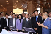 Leaders of the NA and Ha Noi visited the experience and demonstration area of the centralised operations platform for the city’s NA deputies delegation and two-tier People’s Councils.