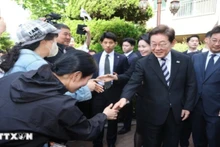 Newly elected Korean President Lee Jae-myung greets citizens as he leaves his residence in Incheon to attend his inauguration ceremony on June 4, 2025. (Photo: Yonhap/VNA)