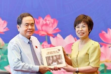 General Director of the Viet Nam News Agency Vu Viet Trang presents National Assembly Chairman Tran Thanh Man with a bilingual photo book titled “100 Years of Viet Nam’s Revolutionary Press (1925–2025),” compiled and published by the News Agency Publishing House. (Photo: VNA)