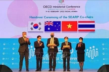 Representatives of Viet Nam (second from right) and Australia (centre) receive the SEARP co-chairmanship at the handover ceremony in Seoul in February 2022. (Photo: VNA)