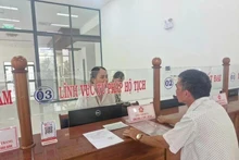 A resident submits administrative applications as the two-level government model runs on a trial basis in Pleiku ward, Gia Lai province. (Photo: VNA)